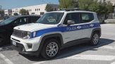 Ferma l'auto per salvare una ragazzina dal suicidio, lo multano