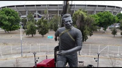 Monumento a Pelé leggenda del calcio brasiliano allo stadio Jalisco