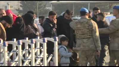Gente in coda al confine tra Turchia e Siria dopo la caduta di Assad