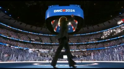 Kamala Harris sceglie un tailleur blu mezzanotte, molto executive