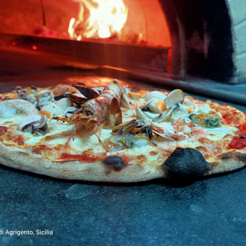 Pizzeria Striscia la Pizza pizza con forno a legna