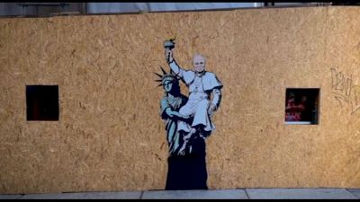 Murale di Papa Leone XIV sorretto dalla Statua della Libertà