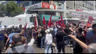 Turchia, cannoni ad acqua contro la protesta delle opposizioni