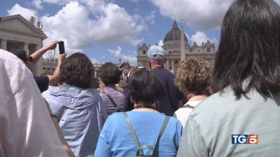 Occhi sul comignolo Piazza piena di fedeli