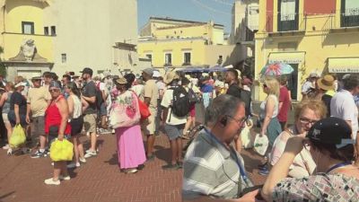Da Sirmione a Capri, da Como a Firenze, allarme per l'averturism+I comuni