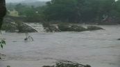 Tragica alluvione in Texas, il fiume investe i campi scout