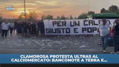 "No al calcio moderno", la protesta dei tifosi durante l'ultimo giorno di mercato