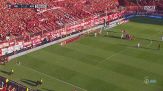 Strepitoso gol in rovesciata da 20 metri di Santiago Montiel