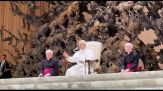 Papa Leone XIV accolto da un lungo applauso da parte dei giornalisti
