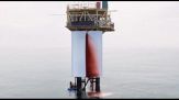 Greenpeace in azione, opera di Anish Kapoor su una piattaforma Shell
