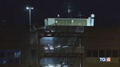 Vola dal tetto muore a 16 anni