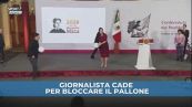 Messico: la Presidente lancia il pallone e una giornalista cade rovinosamente per bloccarla