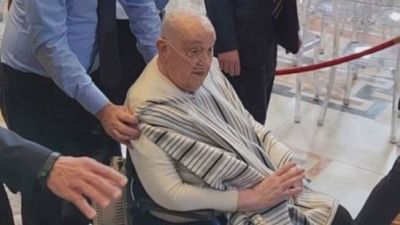 Saluti e preghiere, la sorpresa di Papa Francesco in San Pietro