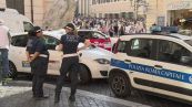 Bagni e tuffi nelle fontane, i pic nic sulle scalinate, danni e vandalismi