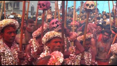 In India rituali, danze e colori per il Gajan in onore di Shiva