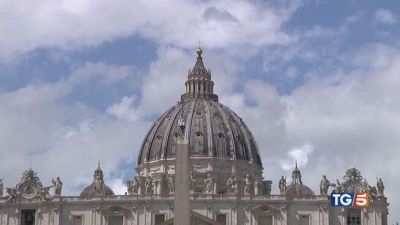 I fedeli a San Pietro, attesa per la fumata