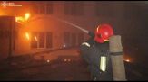 Ucraina, pompieri lottano col fuoco dopo un attacco di droni russi