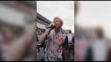 Ed Sheeran a New Orleans canta il nuovo brano in mezzo alla strada