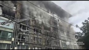 Droni russi su Dnipro, colpito edificio amministrativo, 4 morti