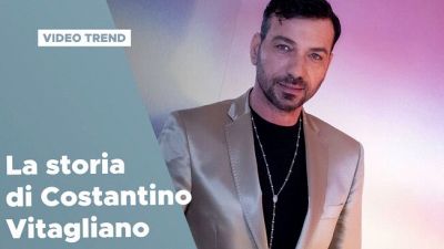 Costantino Vitagliano compie 50 anni, la storia dell'iconico tronista e showman