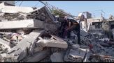 Gaza, macerie dopo i nuovi raid. Spiragli per un accordo di tregua