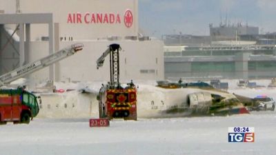 Aereo si ribalta in fase di atterraggio