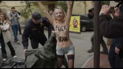 Protesta Femen a Kiev contro droni forniti alla Russia dall'Iran