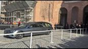 L'arrivo del feretro di Valentino per i funerali a Roma