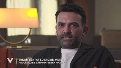 Ergun Metin e il personaggio di Vahap in "Terra Amara"