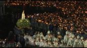 Migliaia di pellegrini pregano al santuario portoghese di Fatima