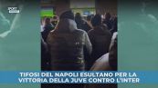 Tifosi del Napoli esultano per la vittoria della Juve contro l'Inter