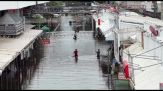 Strade come fiumi nella Bangkok allagata dopo giorni di forti piogge