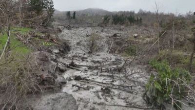 Salgono sull'Appenino per vedere e scattare foto alla frana