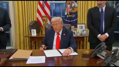 Trump firma i dazi su alluminio e acciaio: "Make America rich again"