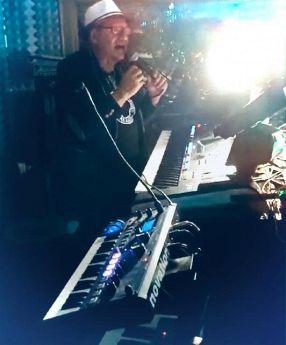 Studio Goldbeat Piano Bar Maestro Polizzi Show.All'insegna del Vero Live Piano Bar dal Ragtime dell'800 ai Nostri Giorni. Generi: Ballad, Dance, Jazz, Latin, Funky, Fusion, Ballrooms, Film e tutti gli Evergreen dei più noti Cantanti Internazionali.