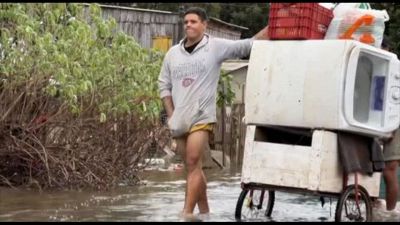Corsa dei brasiliani per salvare il salvabile dall'inondazione