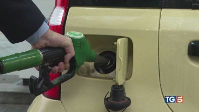 Rc auto ancora su, la benzina in calo