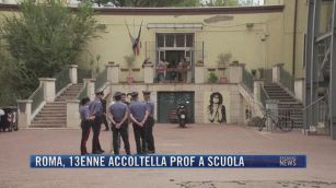 Breaking News delle 21.30 | Roma, 13enne accoltella prof a scuola