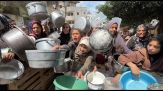 Finite le scorte di cibo a Gaza, la coda disperata per un pasto