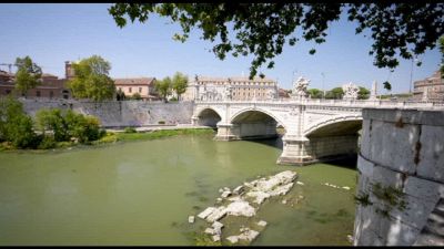 Caldo e siccità, nel Tevere riemergono i resti di un ponte romano