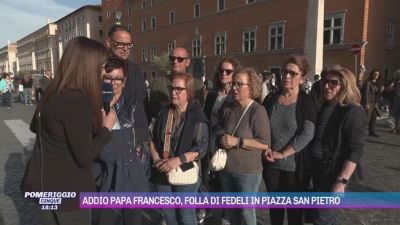 Addio Papa Francesco, folla di fedeli in Piazza San Pietro