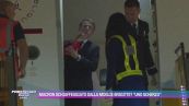 Macron schiaffeggiato dalla moglie Brigitte? "Uno scherzo"