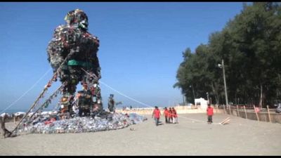 Bangladesh, il mostro gigante realizzato con i rifiuti inquinanti