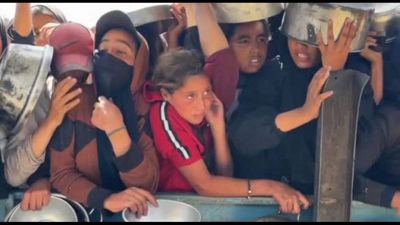 Gaza senza cibo, la disperata distribuzione a Khan Yunis