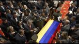 La bara di Uribe avvolta nei colori della bandiera della Colombia