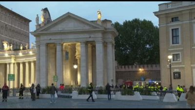 Volontari e forze dell'ordine al lavoro per accogliere i fedeli