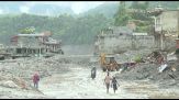 In Nepal oltre 900 morti e 4.500 dispersi, si scava fra il fango