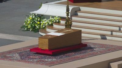 La bara a terra, il Libro dei Vangeli e 200mila in Piazza San Pietro
