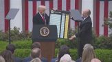 Battaglia legale sui dazi, Trump urla al "golpe" e non arretra