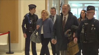 "Condanna politica, non mi ritiro" Marine Le Pen non ci sta